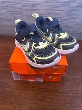 NWT Nike cosmic runner (TD) blue size 6c boys sneaker